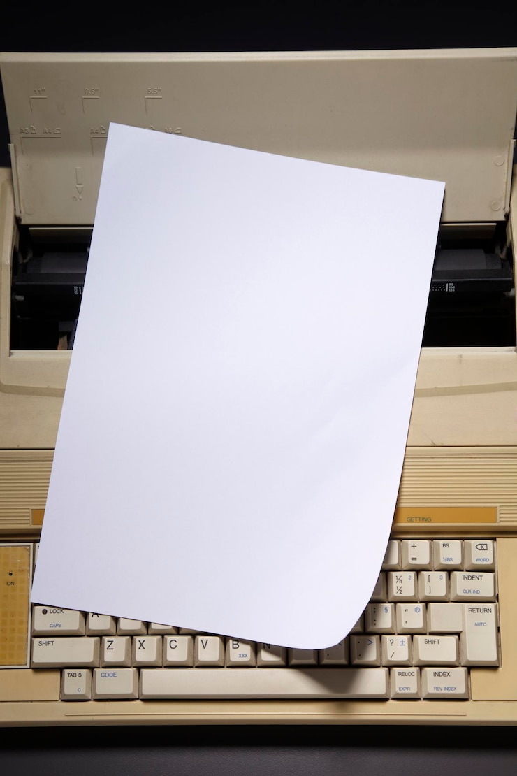 Foto vista de alto ângulo da máquina de escrever e do papel contra um fundo preto
