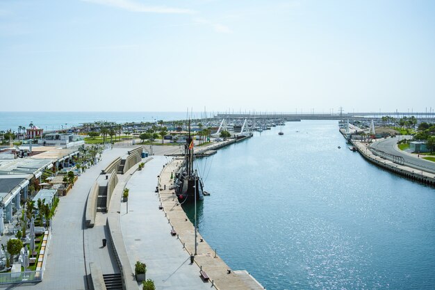 Vista de alto ângulo da marina de Valência