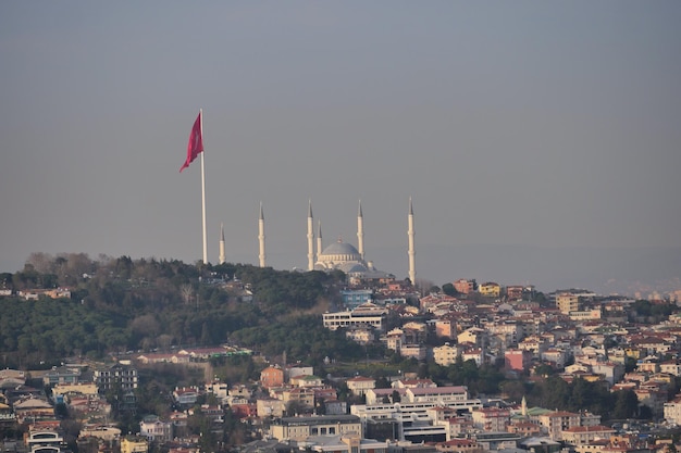 Vista de alto ângulo da Mesquita de Camlica e bandeira da Turquia