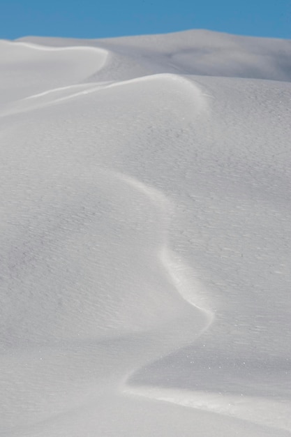 Vista de alto ângulo da montanha coberta de neve