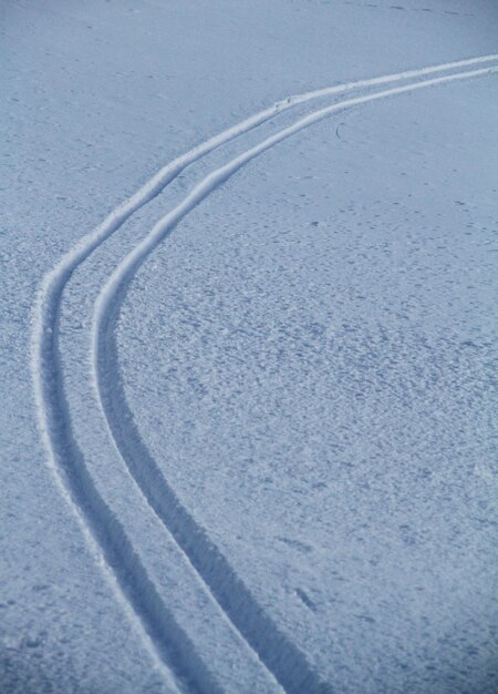 Foto vista de alto ângulo da neve em terra