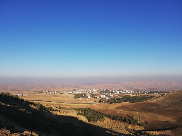 Vista de alto ângulo da paisagem contra o céu azul claro