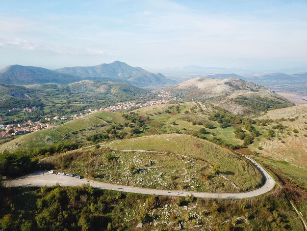 Vista de alto ângulo da paisagem contra o céu