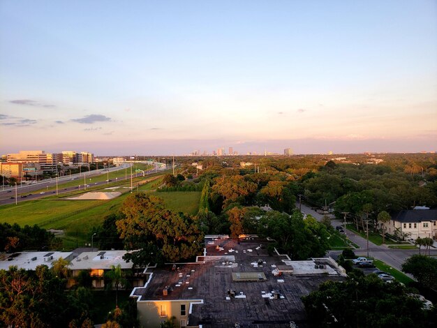 Foto vista de alto ângulo da paisagem da cidade contra o céu ao pôr-do-sol