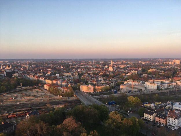 Vista de alto ângulo da paisagem da cidade contra o céu ao pôr-do-sol