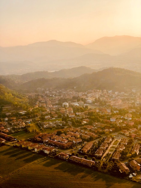 Vista de alto ângulo da paisagem da cidade contra o céu durante o pôr do sol