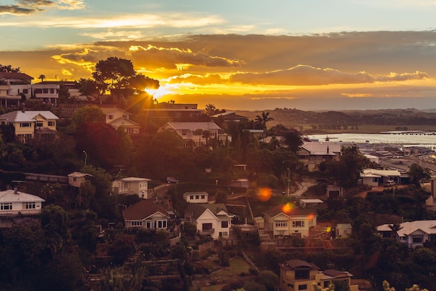 Vista de alto ângulo da paisagem da cidade contra o céu nublado ao pôr-do-sol