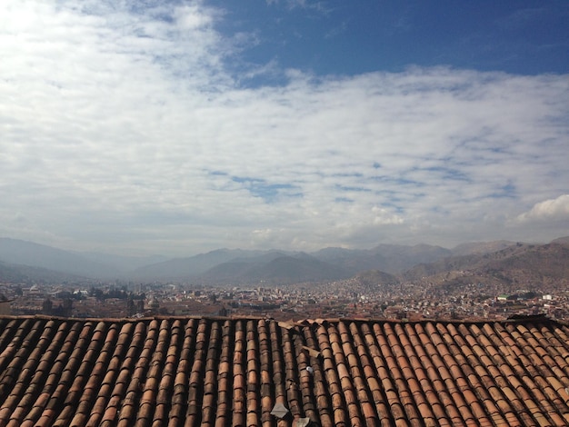 Vista de alto ângulo da paisagem da cidade contra o céu