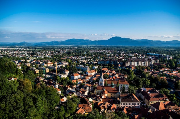 Vista de alto ângulo da paisagem da cidade contra um céu azul claro