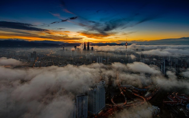 Vista de alto ângulo da paisagem da cidade de kuala lumpur ao pôr do sol