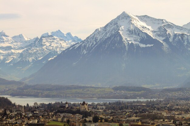 Foto vista de alto ângulo da paisagem da cidade e das montanhas contra o céu