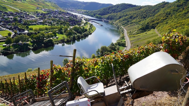 Foto vista de alto ângulo da paisagem da cidade no rio mosela com vinha