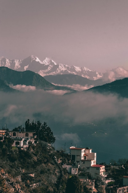 Vista de alto ângulo da paisagem da cidade pela montanha contra o céu