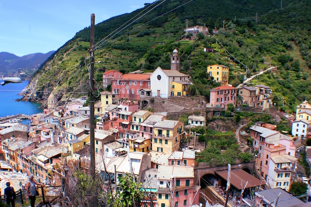 Vista de alto ângulo da paisagem da cidade pela montanha