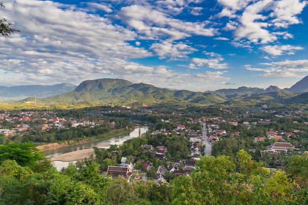 Vista de alto ângulo da paisagem da cidade pelas montanhas contra o céu