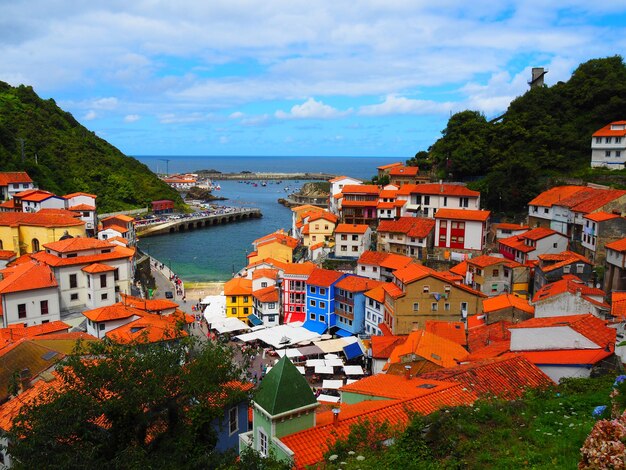 Foto vista de alto ângulo da paisagem da cidade pelo mar contra o céu