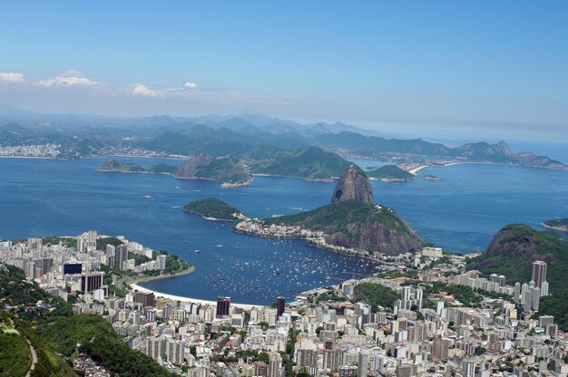 Vista de alto ângulo da paisagem da cidade pelo mar contra o céu