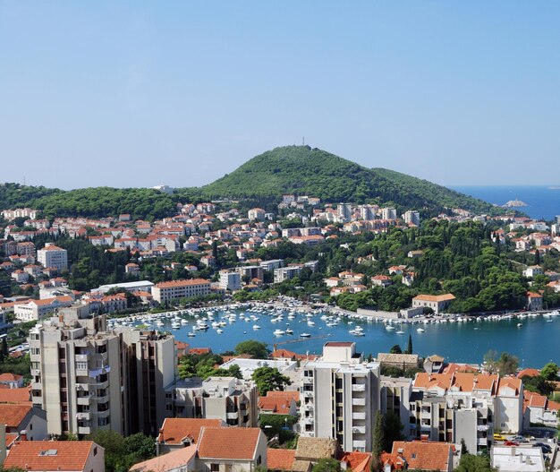 Vista de alto ângulo da paisagem da cidade pelo mar contra um céu claro