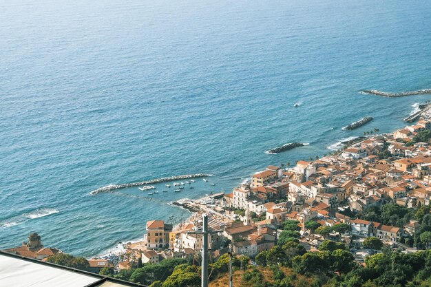 Vista de alto ângulo da paisagem da cidade pelo mar