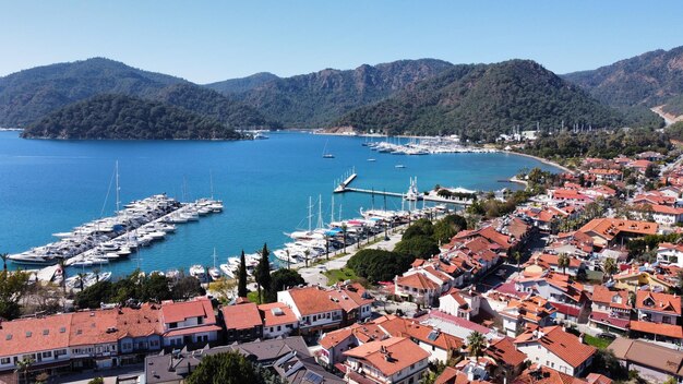 Foto vista de alto ângulo da paisagem da cidade pelo mar