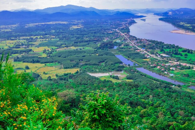 Foto vista de alto ângulo da paisagem e dos edifícios