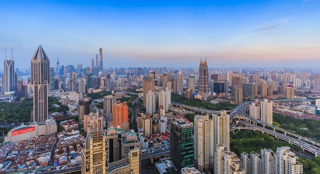Vista de alto ângulo da paisagem urbana contra o céu durante o pôr do sol