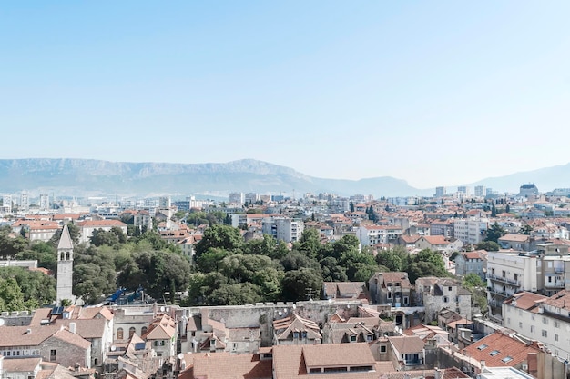 Vista de alto ângulo da paisagem urbana contra um céu claro