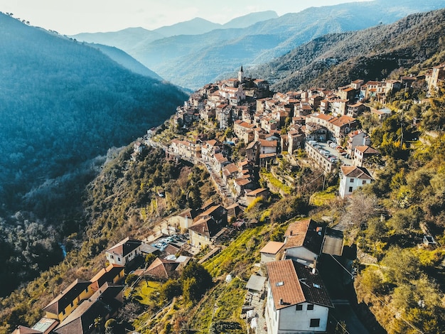 Vista de alto ângulo da paisagem urbana e das montanhas