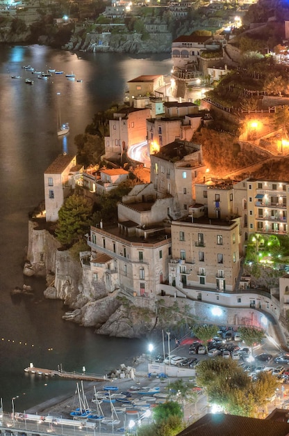 Vista de alto ângulo da paisagem urbana iluminada à noite