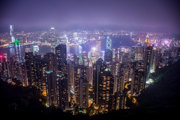 Foto vista de alto ângulo da paisagem urbana iluminada contra o céu à noite