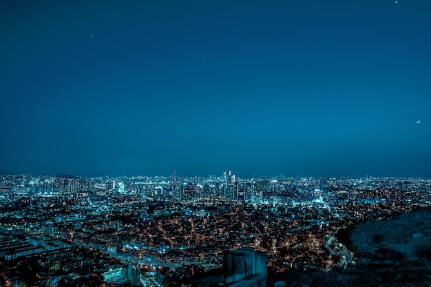 Vista de alto ângulo da paisagem urbana iluminada contra um céu azul claro