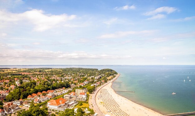 Foto vista de alto ângulo da paisagem urbana pelo mar contra o céu