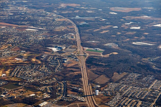 Foto vista de alto ângulo da paisagem urbana vista de avião