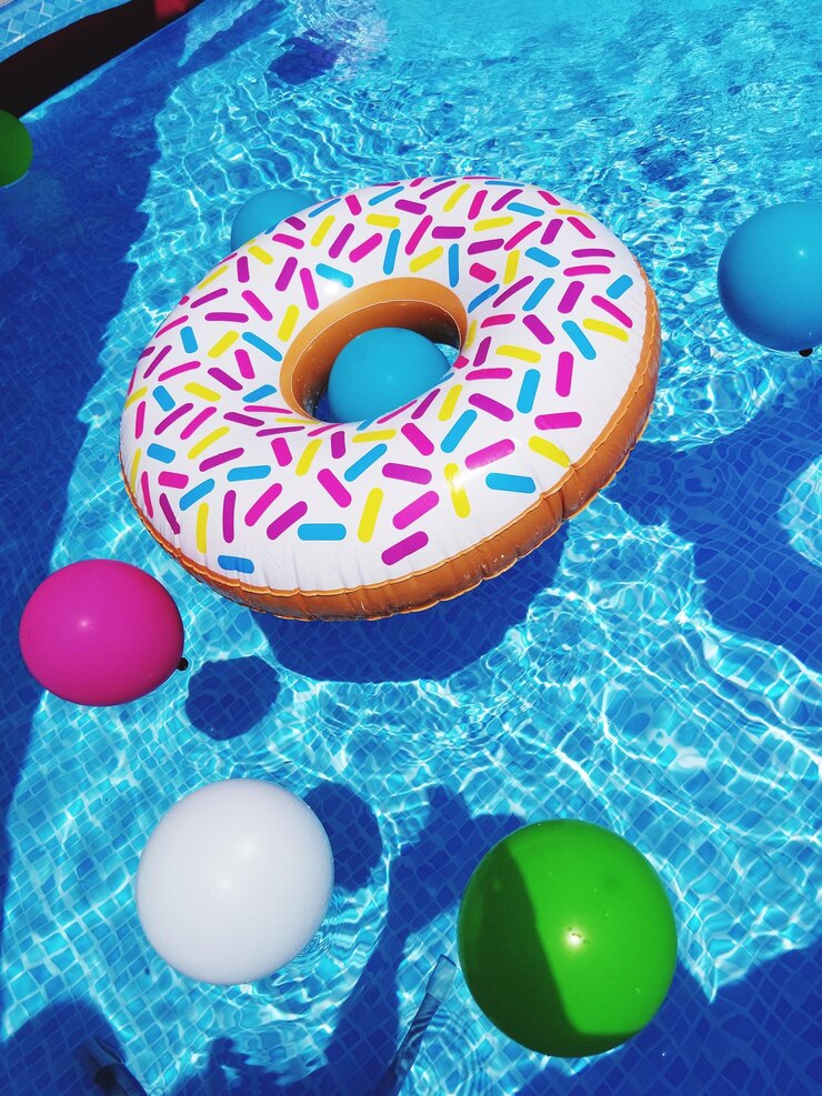 Foto vista de alto ângulo da piscina multicolorida