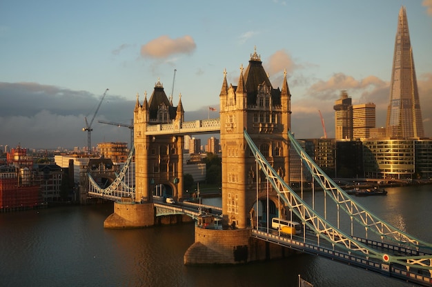 Vista de alto ângulo da ponte da torre sobre o rio na cidade