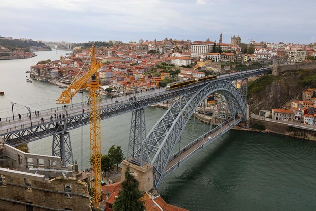 Foto vista de alto ângulo da ponte sobre o rio na cidade contra o céu