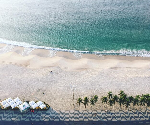 Foto vista de alto ângulo da praia e do mar