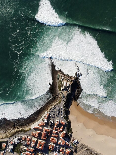 Foto vista de alto ângulo da praia pelo mar