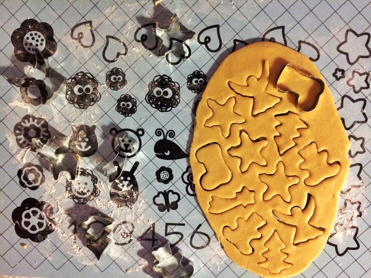 Foto vista de alto ângulo da preparação de biscoitos em papel durante o natal