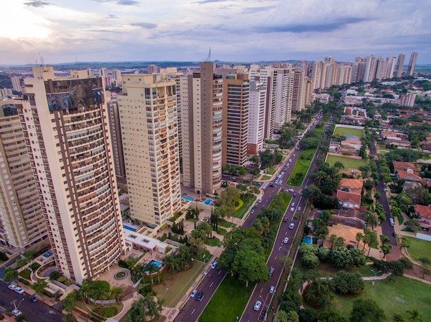 Foto vista de alto ângulo da rua em meio a edifícios contra o céu