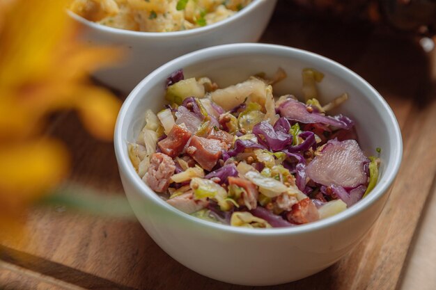 Foto vista de alto ângulo da salada na tigela na mesa