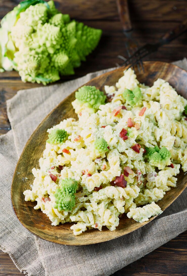 Foto vista de alto ângulo da salada no prato na mesa