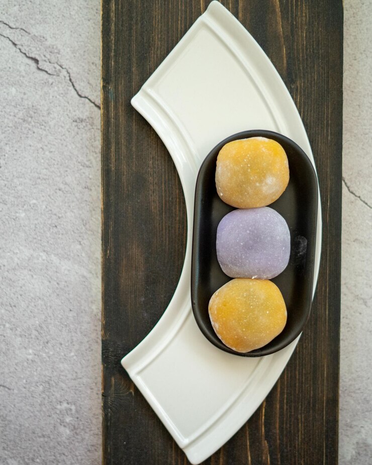 Foto vista de alto ângulo da sobremesa mochi em um prato na mesa
