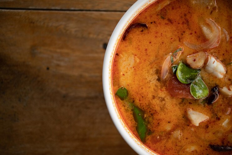Foto vista de alto ângulo da sopa na tigela na mesa