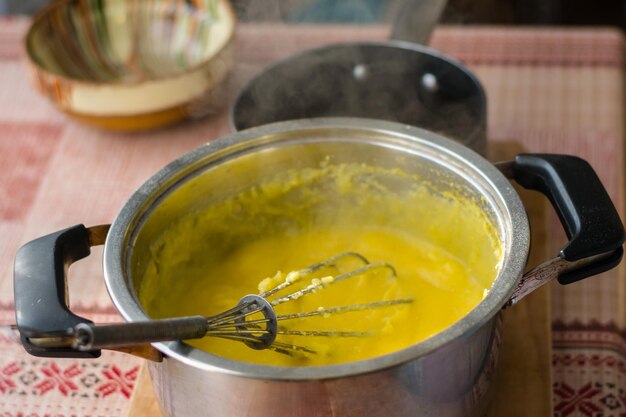 Foto vista de alto ângulo da sopa na tigela na mesa