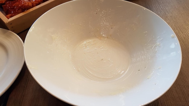 Vista de alto ângulo da sopa na tigela na mesa