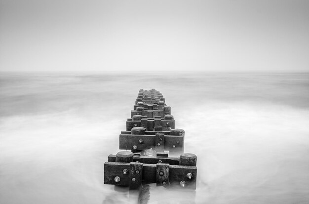 Foto vista de alto ângulo da tubulação no meio do mar durante o tempo nebuloso