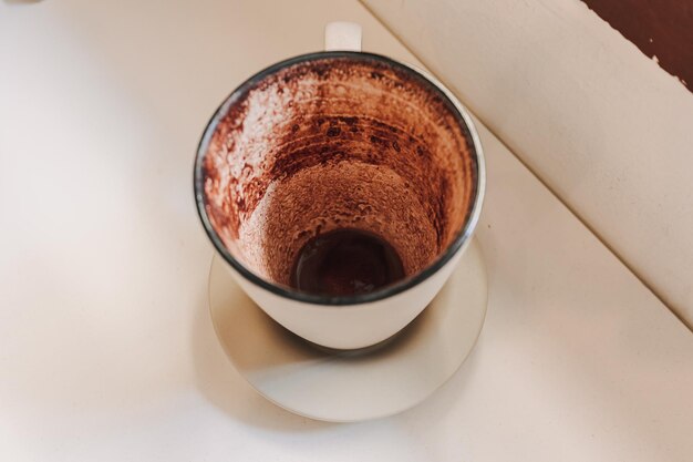 Vista de alto ângulo da xícara de café na mesa