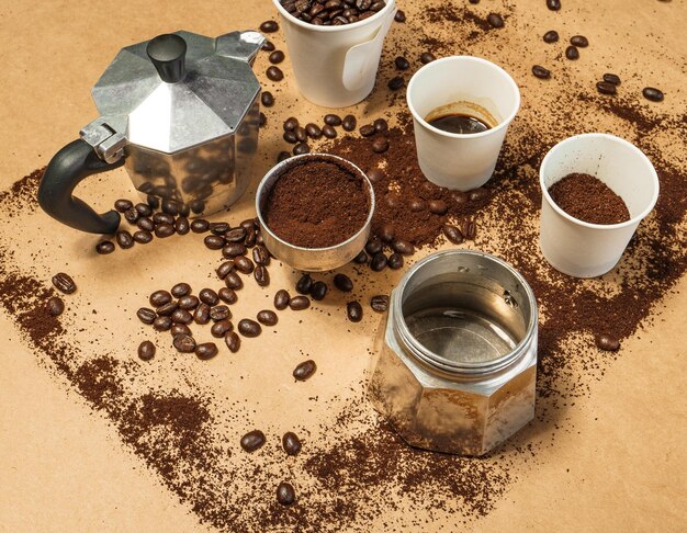 Foto vista de alto ângulo da xícara de café na mesa