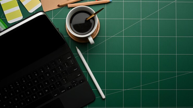 Foto vista de alto ângulo da xícara de café no laptop